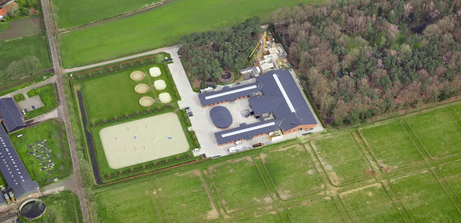 Luchtfoto paardencomplex